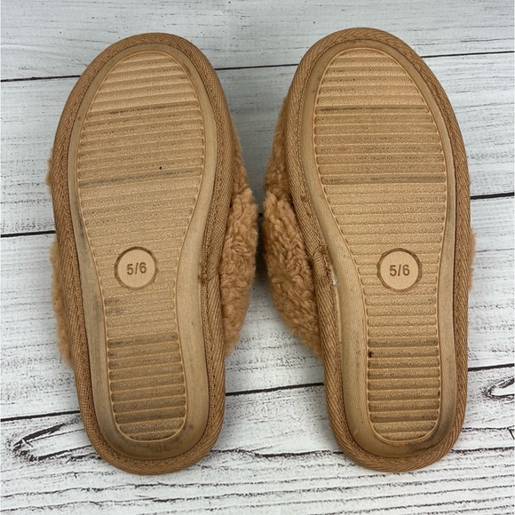 Stars above fur slippers size 5/6 - Picture 9 of 9